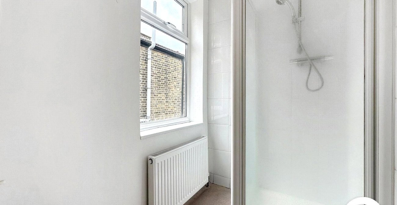 3 bedroom house for sale in London | Robinson Jackson