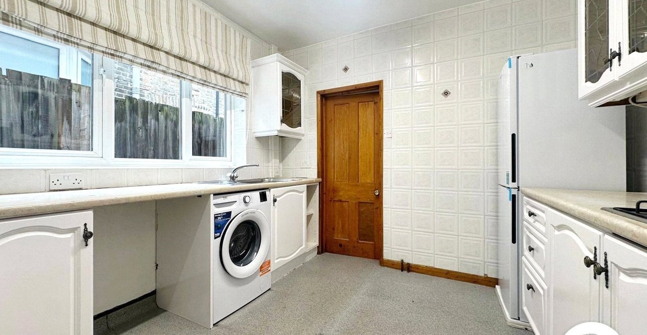 3 bedroom house for sale in London | Robinson Jackson