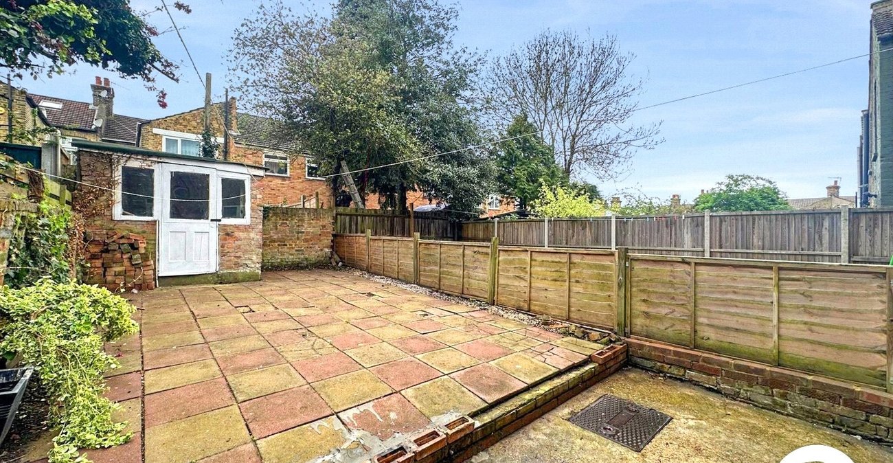 3 bedroom house for sale in London | Robinson Jackson