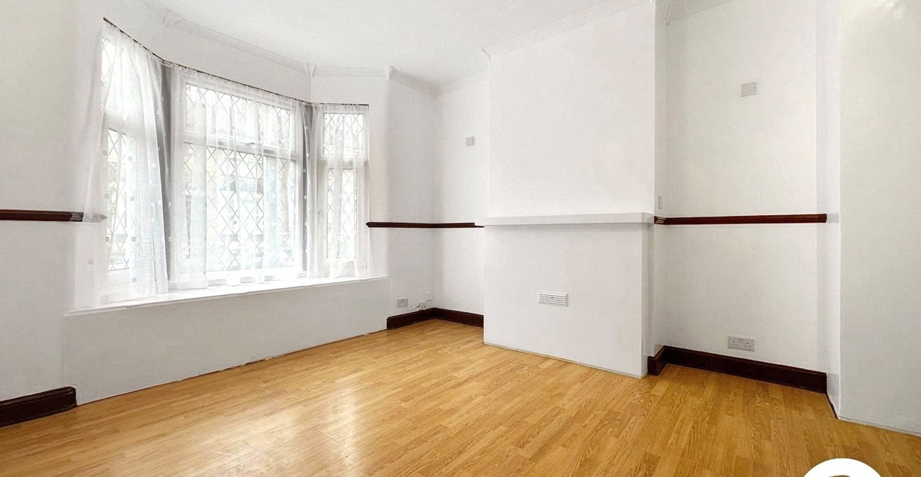 3 bedroom house for sale in London | Robinson Jackson