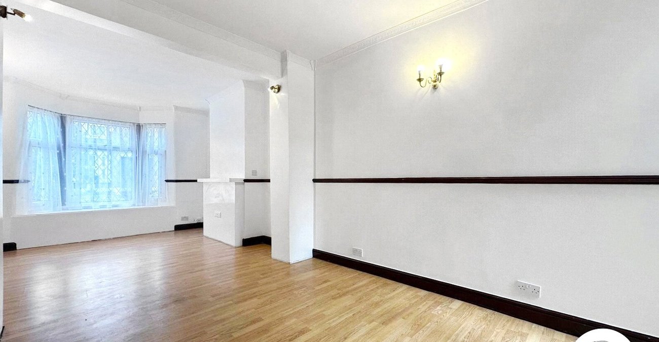 3 bedroom house for sale in London | Robinson Jackson