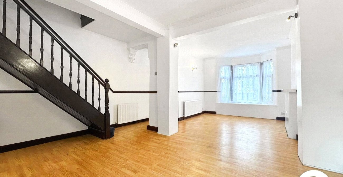 3 bedroom house for sale in London | Robinson Jackson