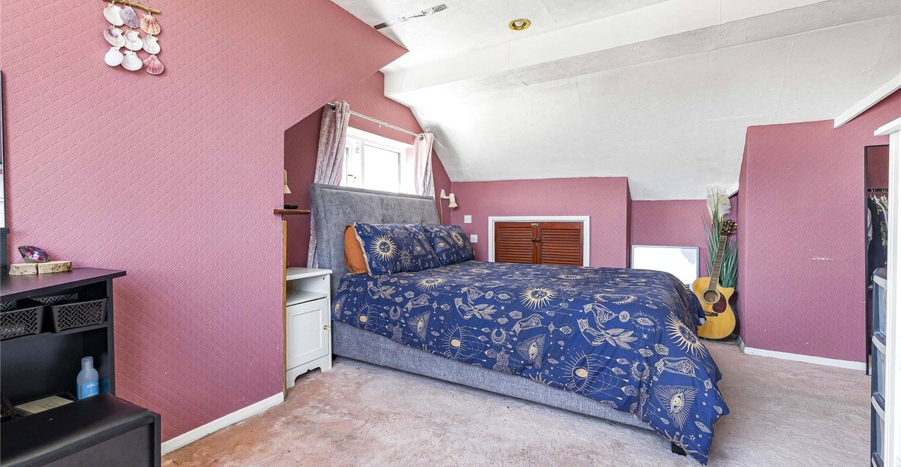 3 bedroom bungalow for sale in Cuxton | Robinson Michael & Jackson