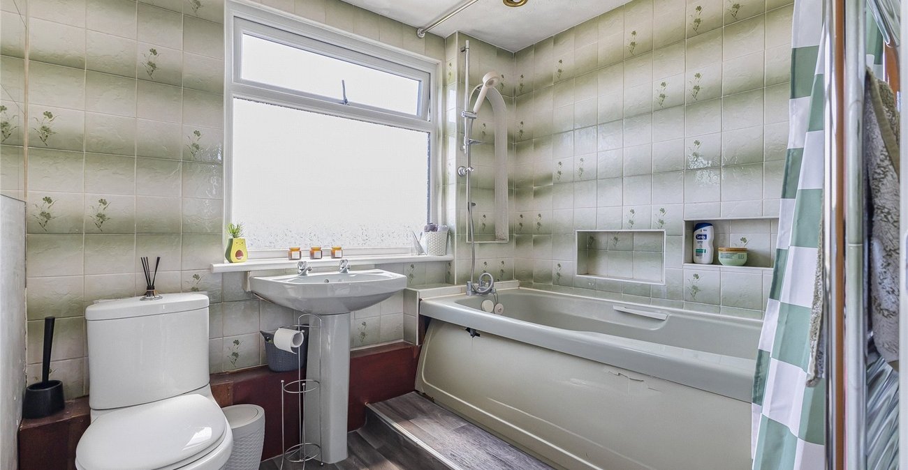 3 bedroom bungalow for sale in Cuxton | Robinson Michael & Jackson