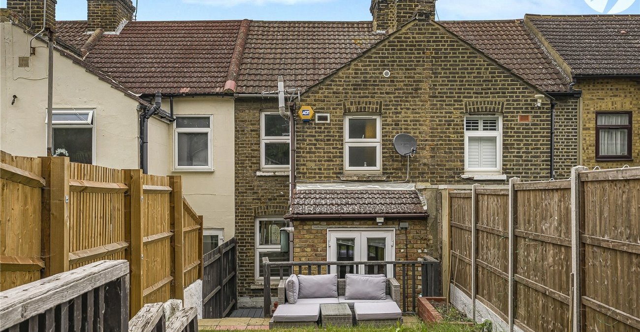 2 bedroom house for sale in Greenhithe | Robinson Jackson