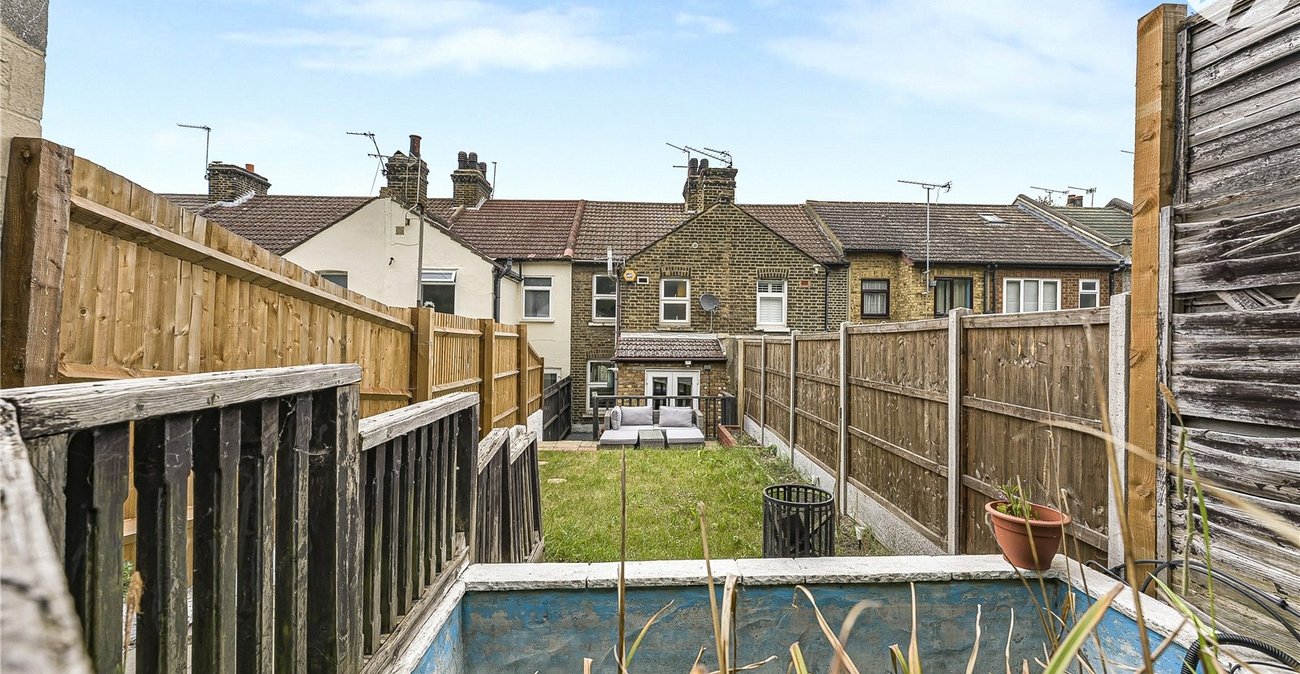 2 bedroom house for sale in Greenhithe | Robinson Jackson