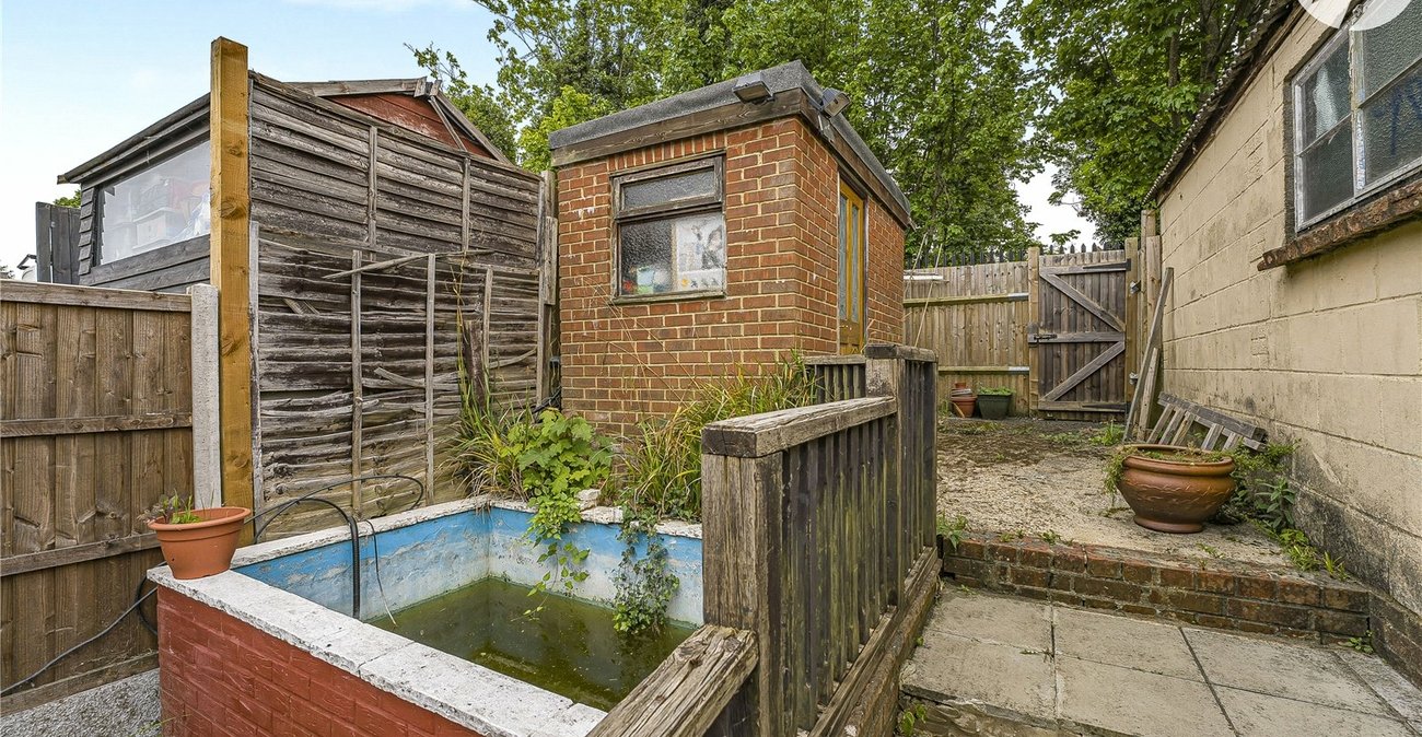 2 bedroom house for sale in Greenhithe | Robinson Jackson