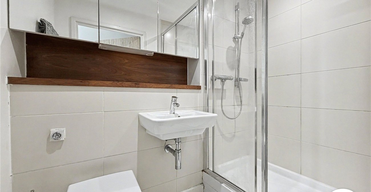 2 bedroom property for sale in Dock Head Road | Robinson Michael & Jackson