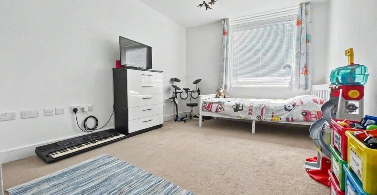 2 bedroom property for sale in Dock Head Road | Robinson Michael & Jackson
