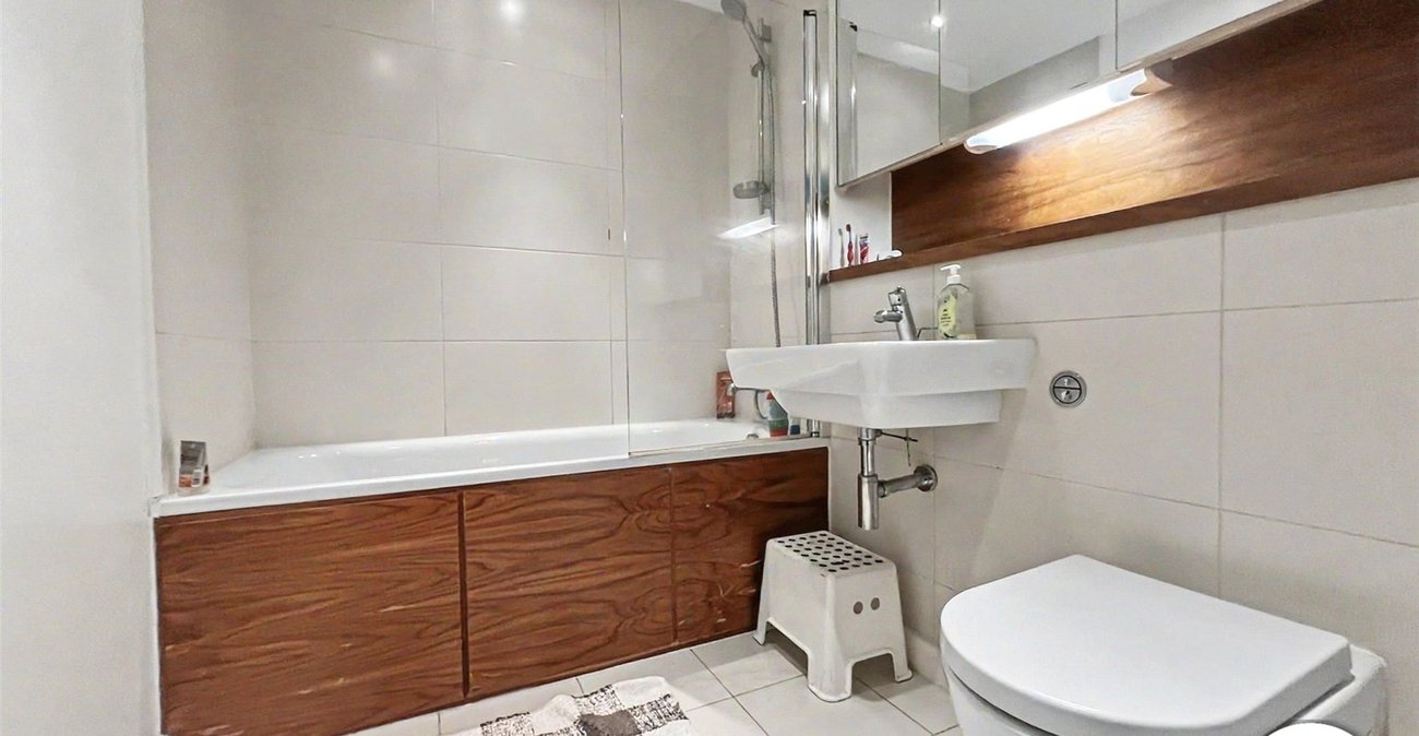 2 bedroom property for sale in Dock Head Road | Robinson Michael & Jackson
