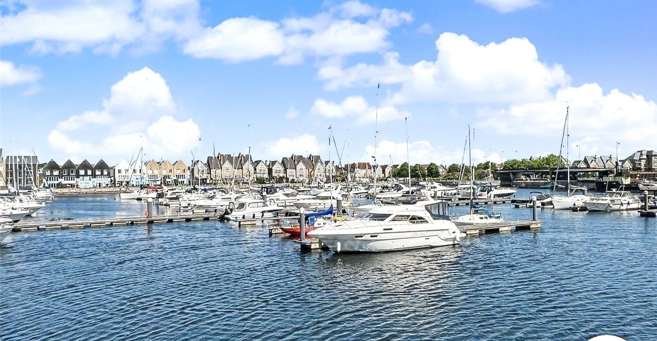 2 bedroom property for sale in Dock Head Road | Robinson Michael & Jackson