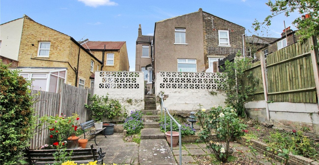 3 bedroom house for sale in London | Robinson Jackson