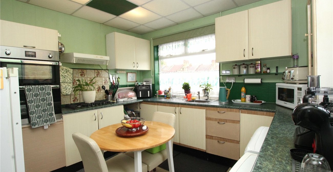 3 bedroom house for sale in London | Robinson Jackson