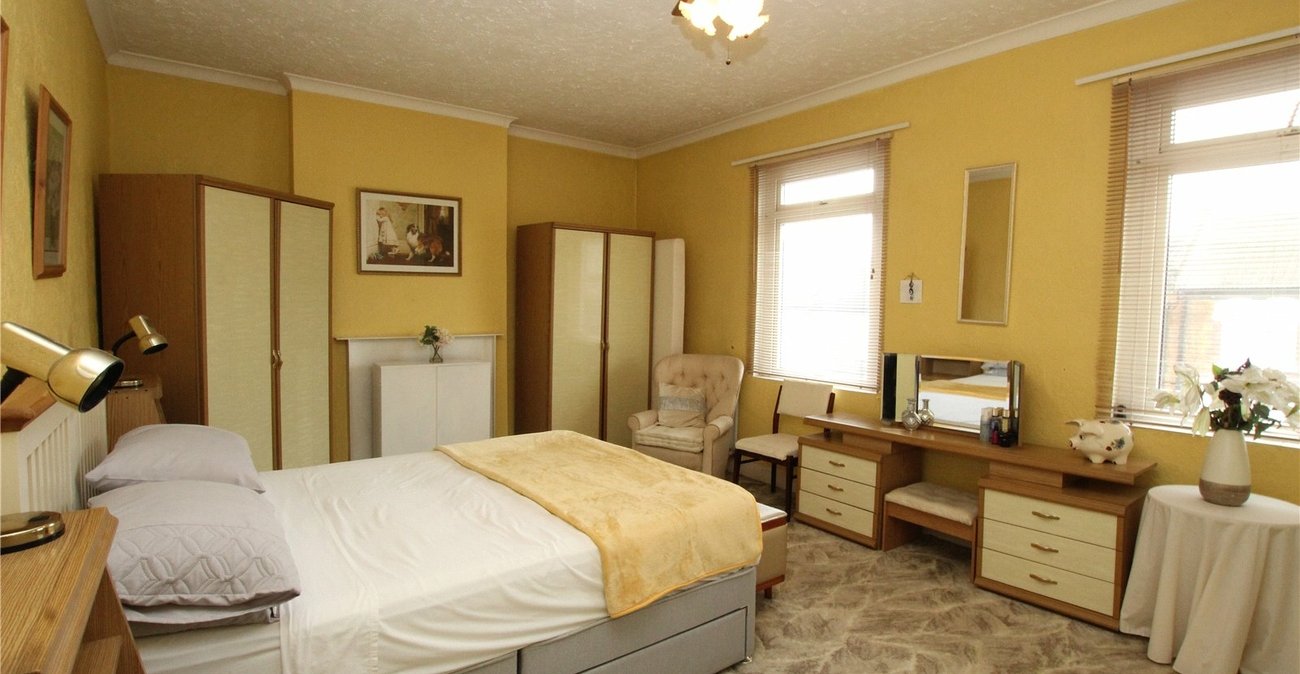 3 bedroom house for sale in London | Robinson Jackson