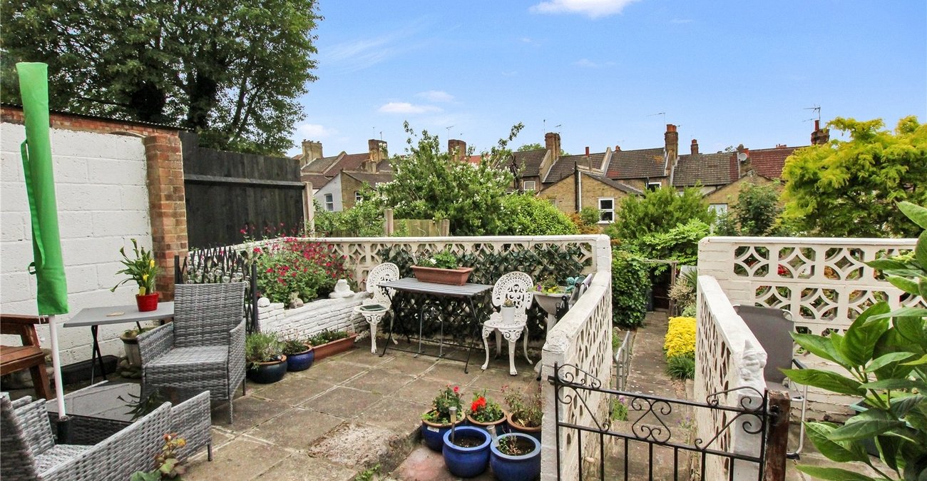 3 bedroom house for sale in London | Robinson Jackson