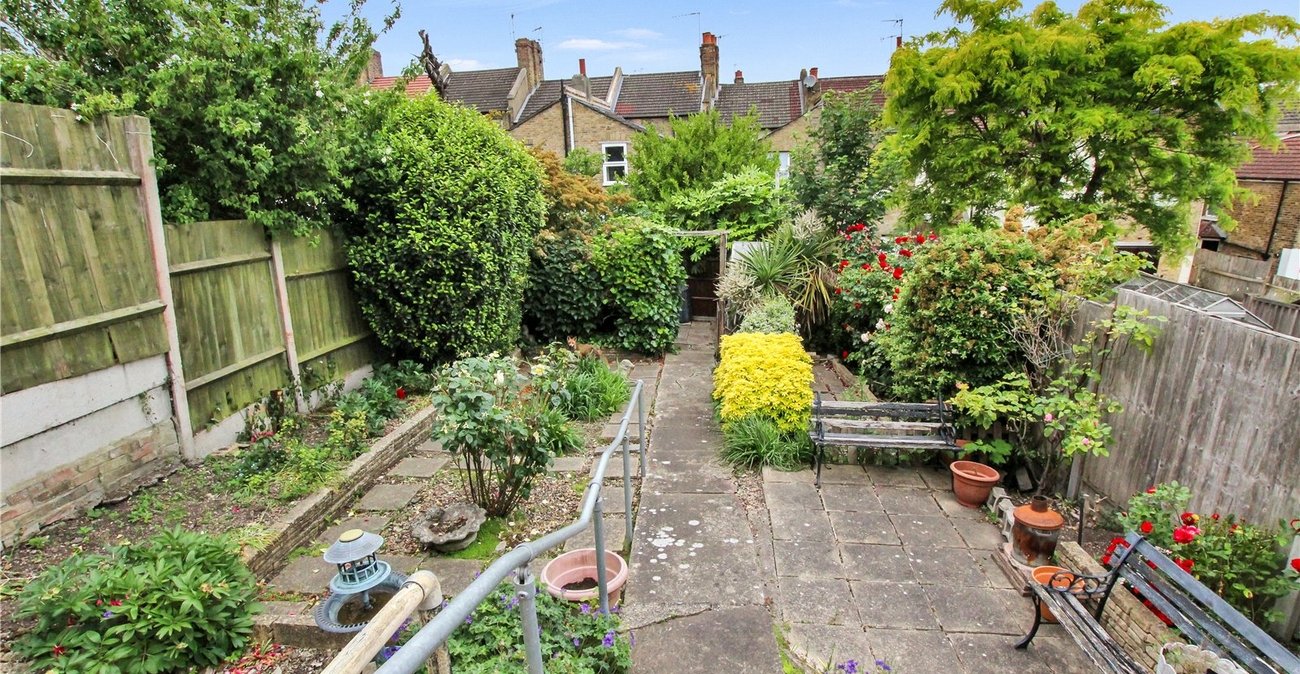 3 bedroom house for sale in London | Robinson Jackson