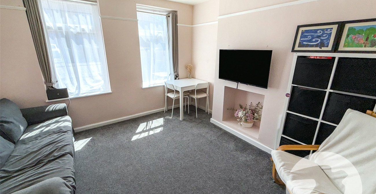 2 bedroom house for sale in London | Robinson Jackson