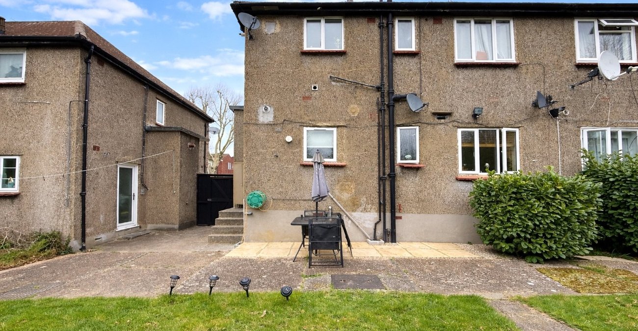 2 bedroom property for sale in London | Robinson Jackson