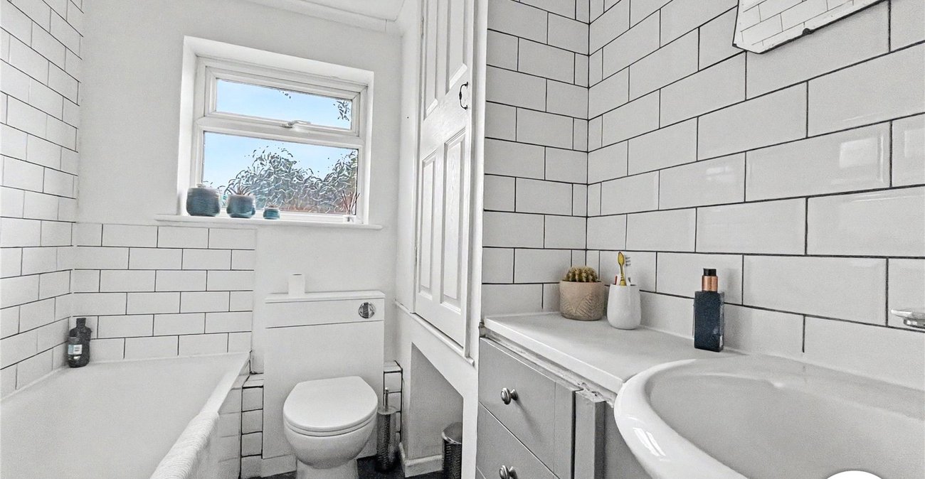 2 bedroom house for sale in Walderslade | Robinson Michael & Jackson