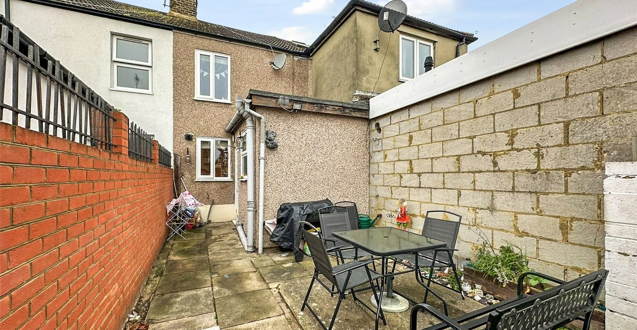 2 bedroom house for sale in Swanscombe | Robinson Jackson