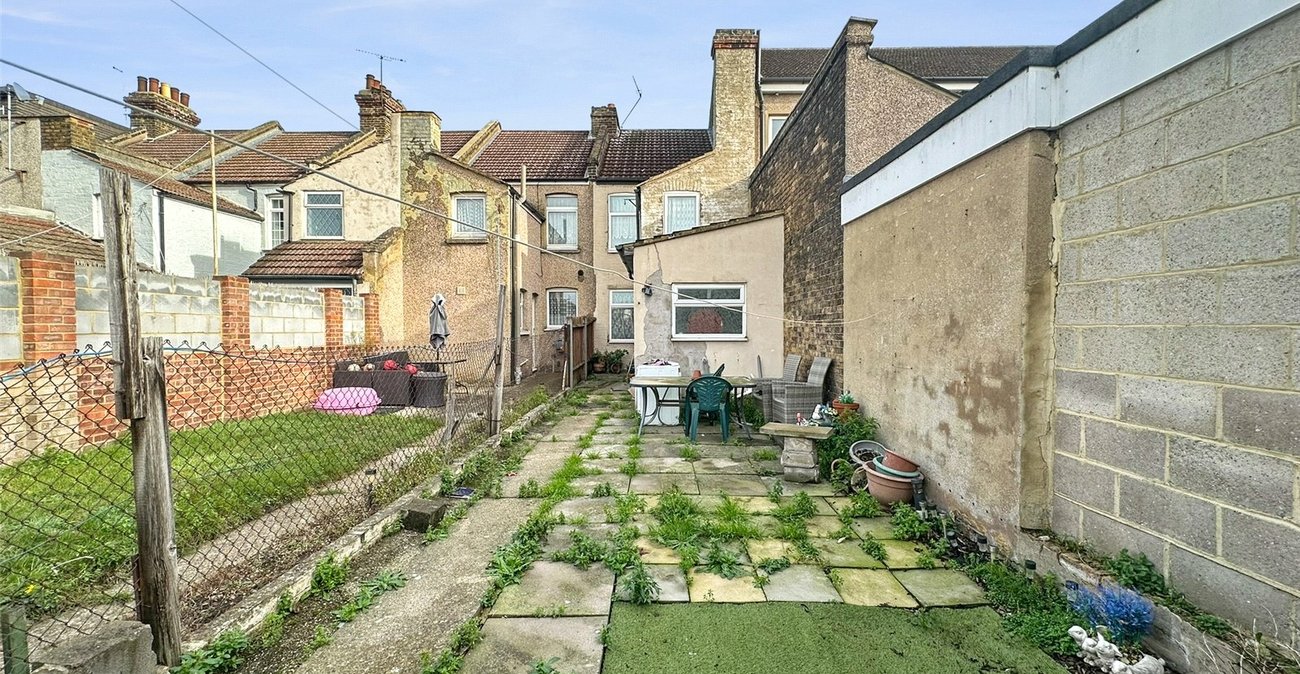 2 bedroom house for sale in Swanscombe | Robinson Jackson