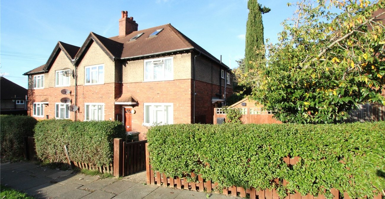 3 bedroom property for sale in London | Robinson Jackson