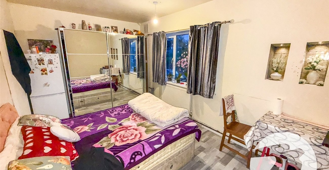 3 bedroom property for sale in London | Robinson Jackson