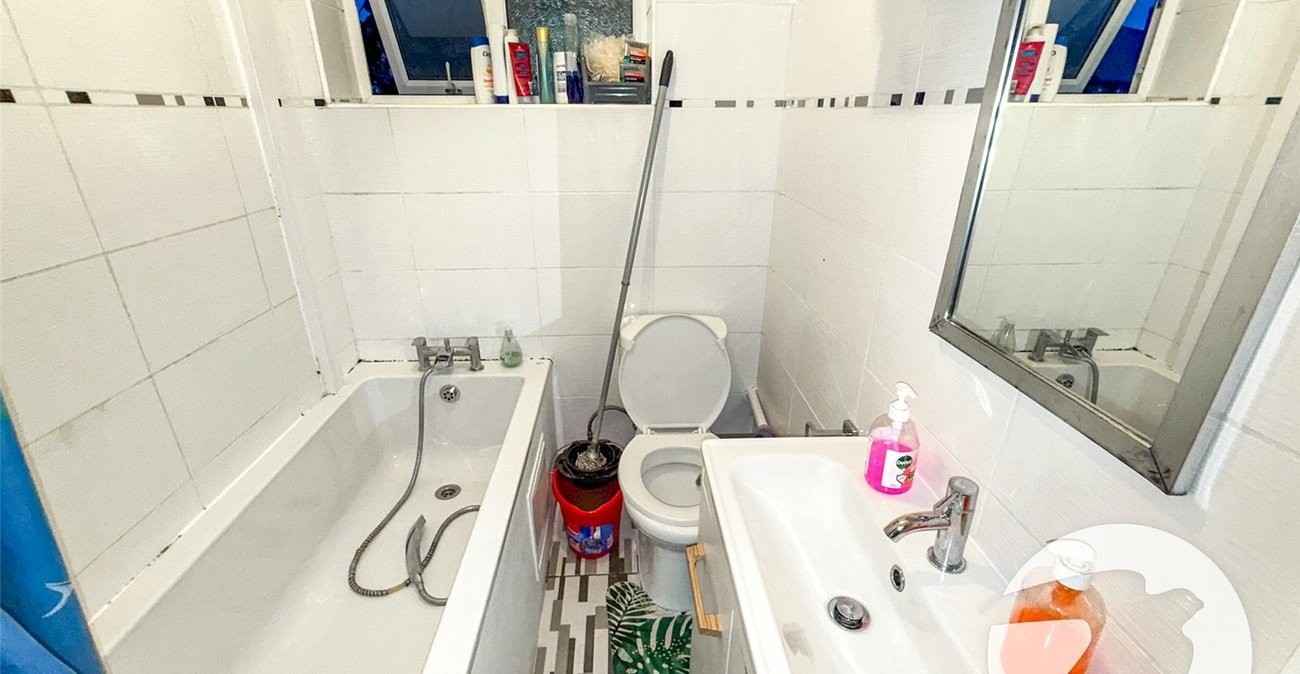 3 bedroom property for sale in London | Robinson Jackson