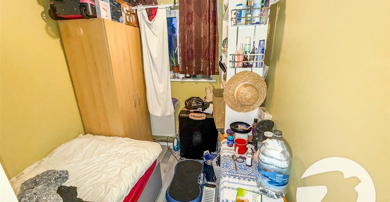 3 bedroom property for sale in London | Robinson Jackson