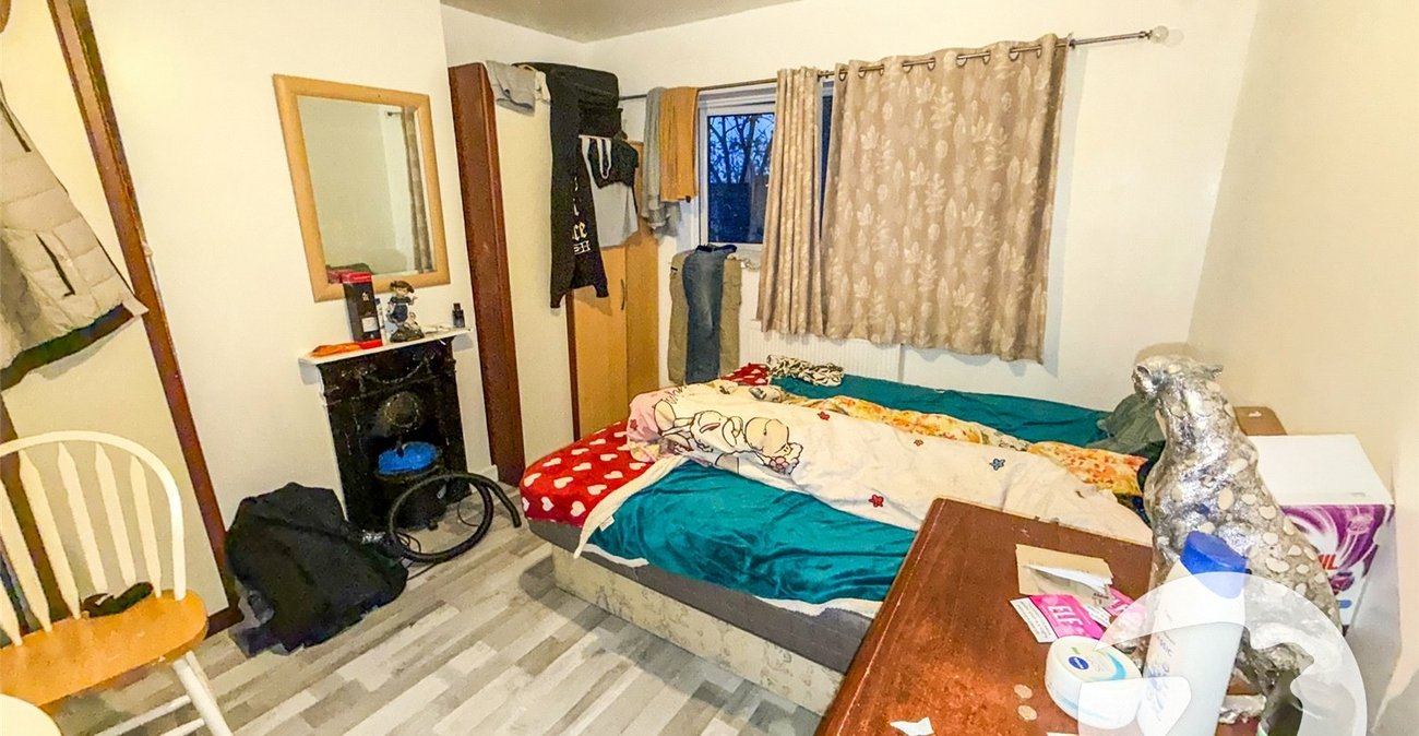 3 bedroom property for sale in London | Robinson Jackson