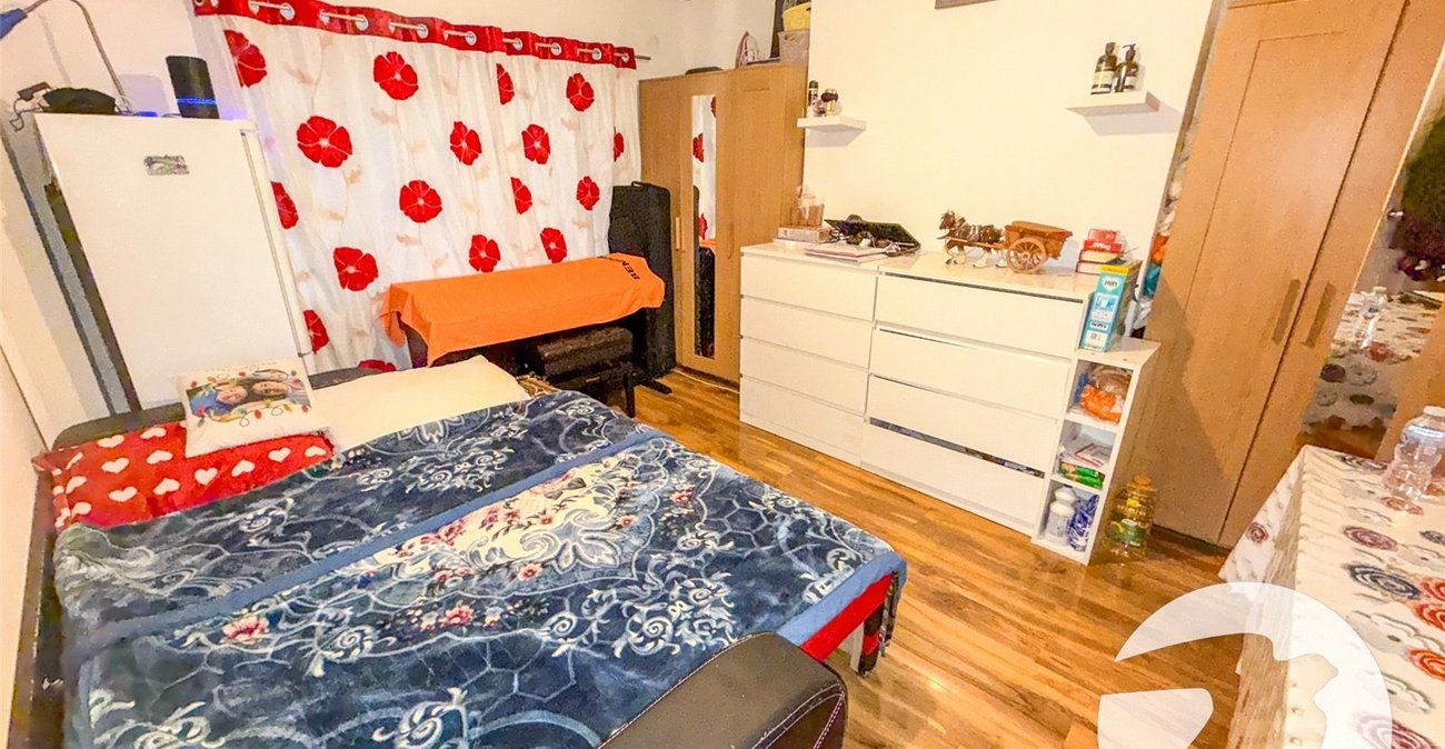 3 bedroom property for sale in London | Robinson Jackson