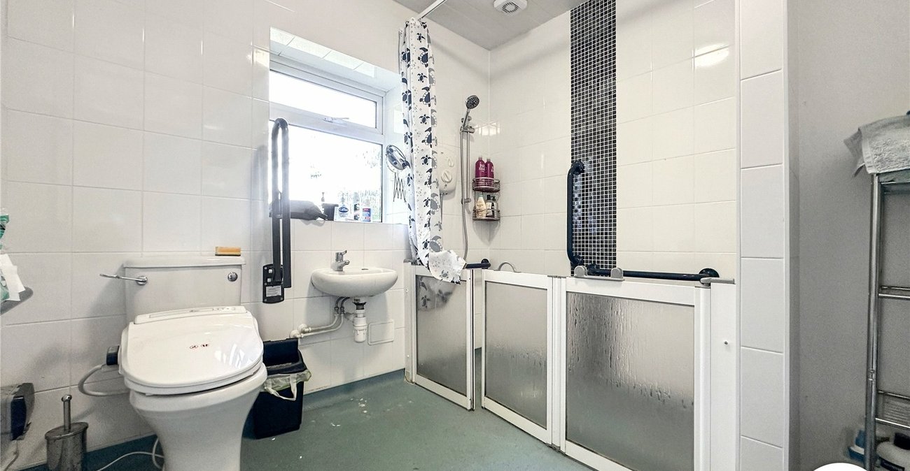 3 bedroom bungalow for sale in Rochester | Robinson Michael & Jackson