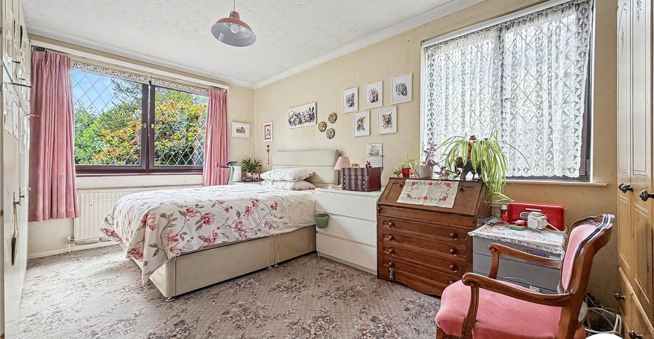 3 bedroom bungalow for sale in Rochester | Robinson Michael & Jackson