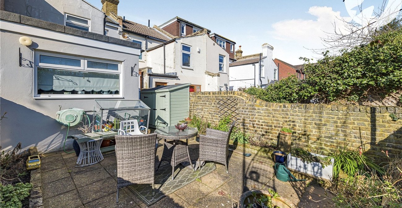 2 bedroom house for sale in Hextable | Robinson Jackson