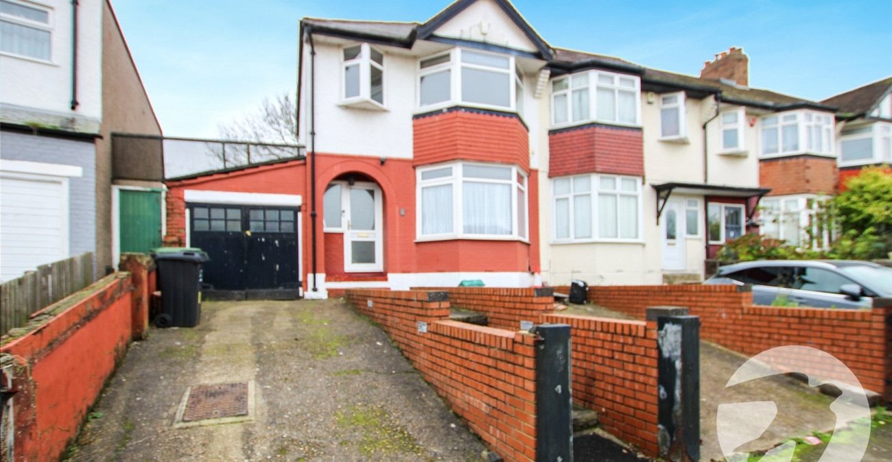 3 bedroom house for sale in London | Robinson Jackson