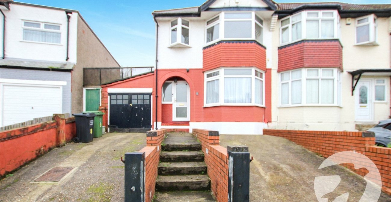 3 bedroom house for sale in London | Robinson Jackson