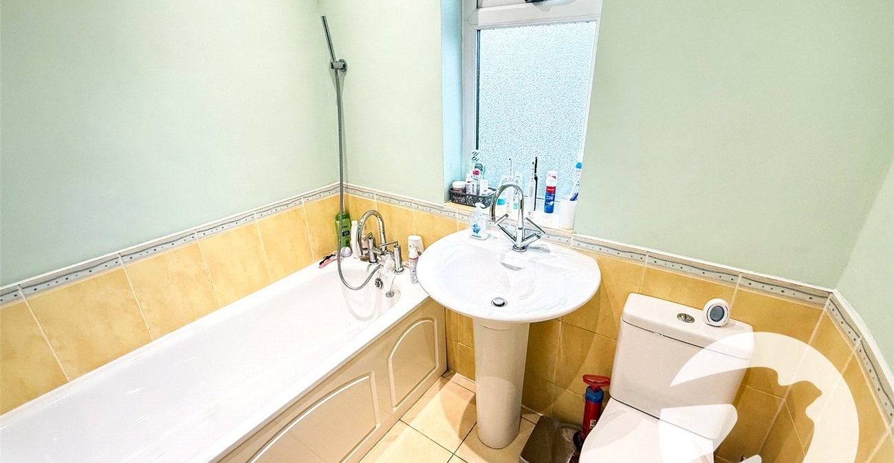 4 bedroom house for sale in London | Robinson Jackson