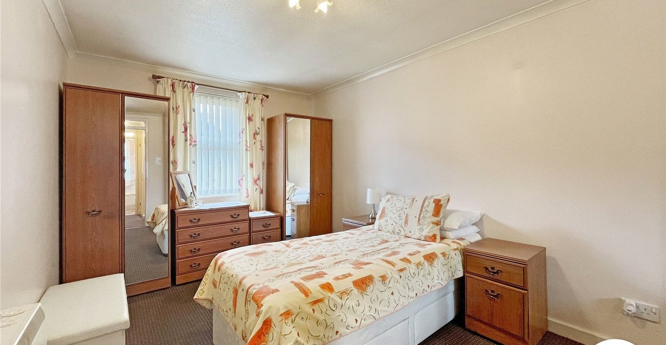 1 bedroom property for sale in West Street | Robinson Michael & Jackson