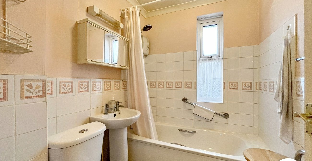 1 bedroom property for sale in West Street | Robinson Michael & Jackson