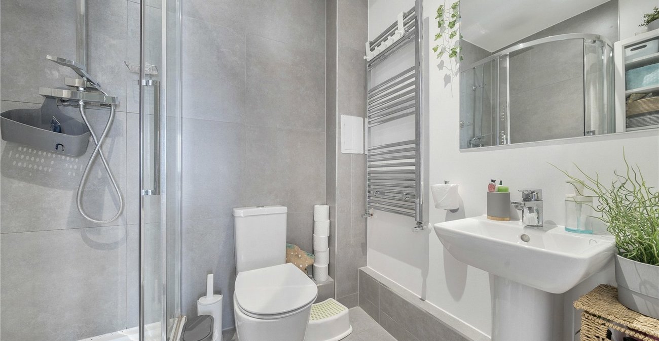 2 bedroom property for sale in London | Robinson Jackson