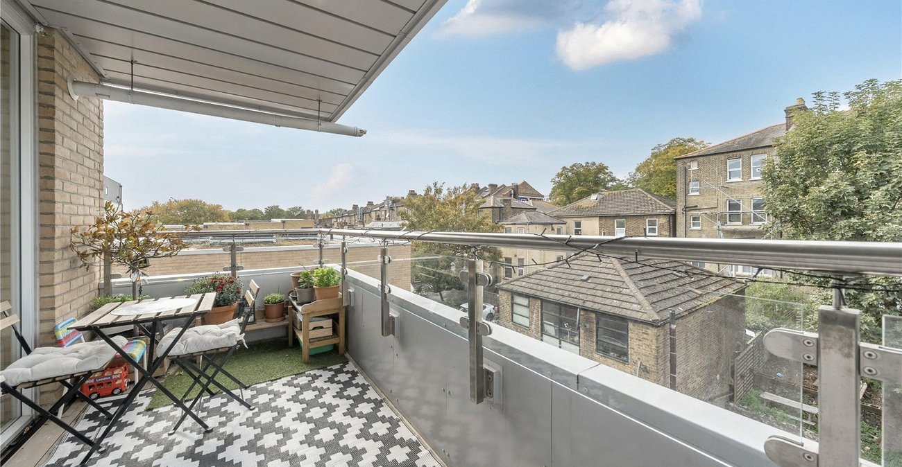 2 bedroom property for sale in London | Robinson Jackson