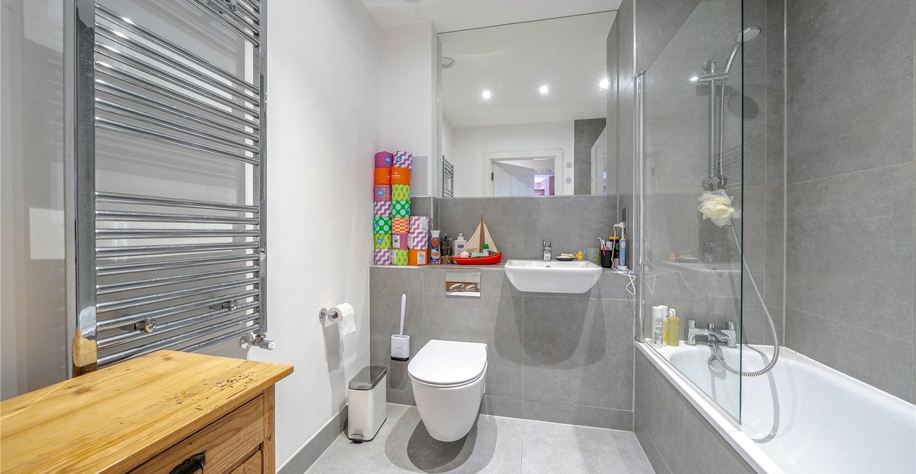 2 bedroom property for sale in London | Robinson Jackson