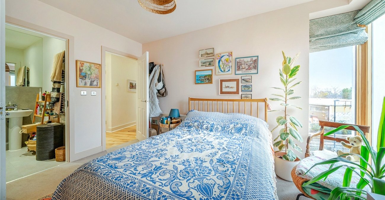 2 bedroom property for sale in London | Robinson Jackson