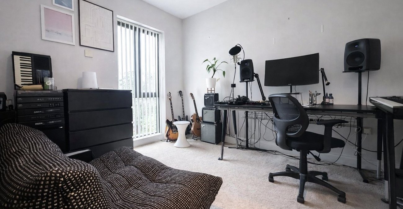 3 bedroom house for sale in London | Robinson Jackson