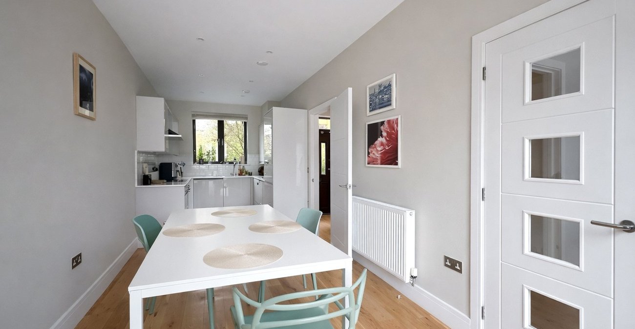 3 bedroom house for sale in London | Robinson Jackson