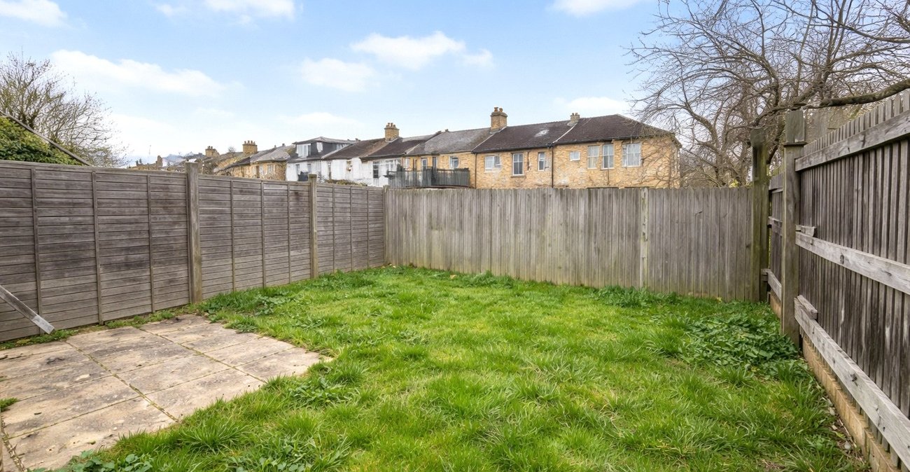 3 bedroom house for sale in London | Robinson Jackson