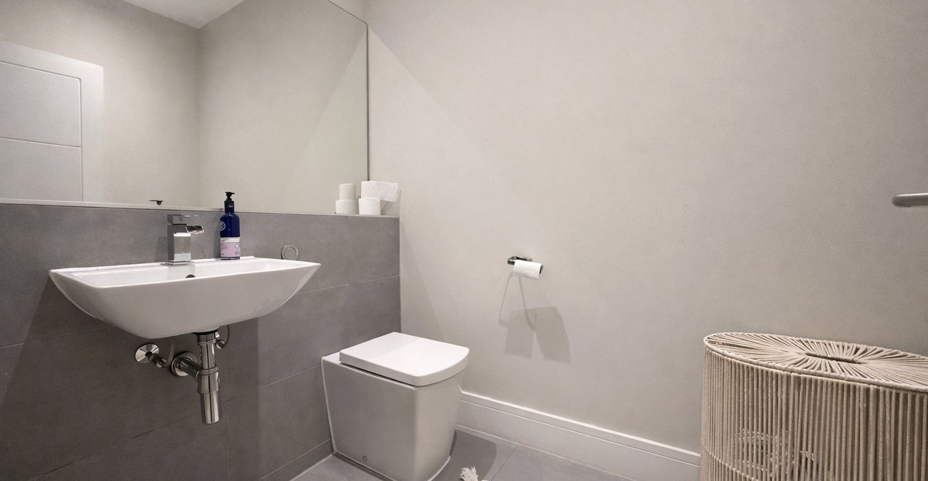 3 bedroom house for sale in London | Robinson Jackson