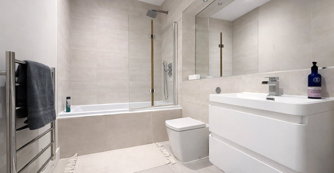 3 bedroom house for sale in London | Robinson Jackson