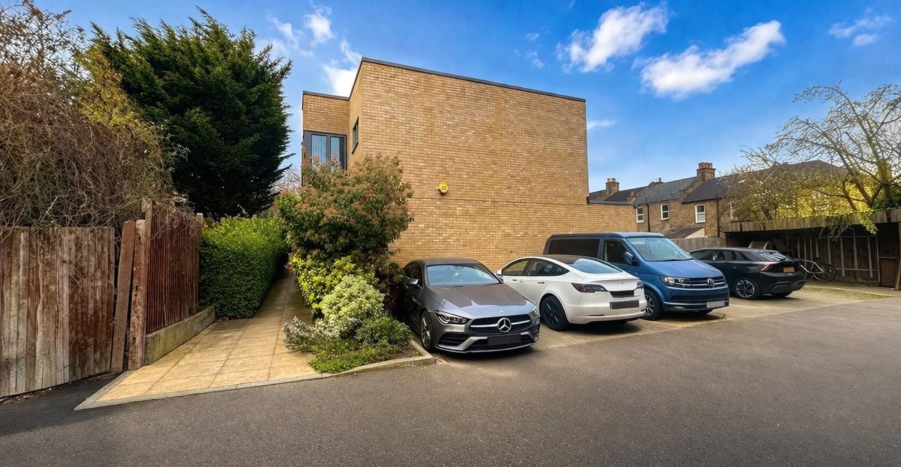 3 bedroom house for sale in London | Robinson Jackson