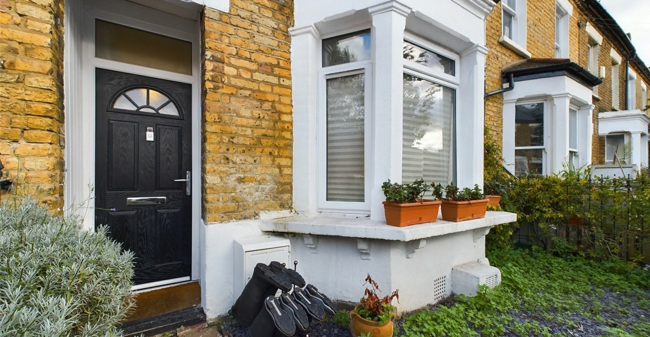 3 bedroom house for sale in London | Robinson Jackson